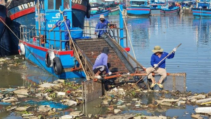 Mỗi ngày, tàu thu gom rác của Công ty Nam Thành Ninh Thuận thu gom khoảng 5 tấn rác trên diện tích mặt biển hơn 100ha. Ảnh: PC. 