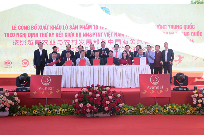 Các doanh nghiệp ngành hàng tổ yến Việt Nam ký kết văn bản hợp tác với phía Trung Quốc. Ảnh: Tùng Đinh.