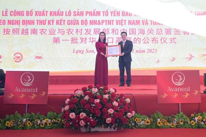 Bà Nguyễn Thị Thu Hà, Tổng giám đốc Công ty Avanest nhận giấy phép xuất khẩu lô hàng tổ yến đầu tiên của Việt Nam sang Trung Quốc. Ảnh: Tùng Đinh.