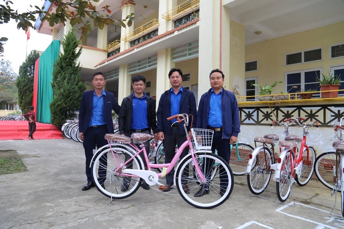 Đoàn thanh niên Công ty Cổ phần Cao su Lai Châu 2 phối hợp, hỗ trợ trao tặng xe đạp cho học sinh khó khăn 2 huyện Sìn Hồ và Nậm Nhùn. Ảnh: H.Đ.