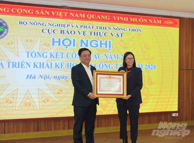 Bộ trưởng Lê Minh Hoan trao Bằng khen của Thủ tướng Chính phủ cho bà Nguyễn Thị Thu Hương - Phó Cục trưởng Cục BVTV đã có nhiều thành tích trong công tác.