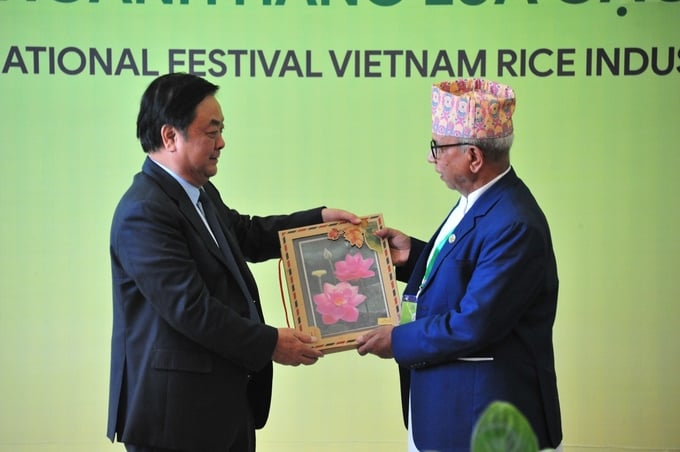 Bộ trưởng Lê Minh Hoan tặng quà cho ông Bedu Ram Bhusal - Bộ trưởng Bộ Nông nghiệp và Phát triển chăn nuôi Nepal trong khuôn khổ Festival Quốc tế ngành hàng lúa gạo Việt Nam - Hậu Giang 2023. Ảnh: Tùng Đinh.