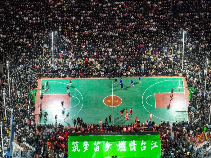 'Giải bóng rổ cấp làng' tại huyện Đài Giang, tỉnh Quý Châu, Trung Quốc, nhận được nhiều sự quan tâm vì bầu không khí sôi động. Ảnh: Tân Hoa Xã.