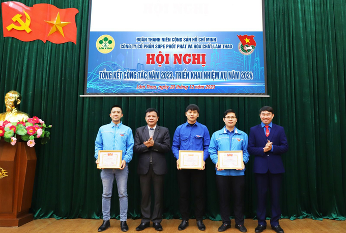 Ban Chấp hành Đoàn Thanh niên Công ty Cổ phần Supe Phốt phát và Hóa chất Lâm Thao tặng Giấy khen cho 3 đơn vị đạt danh hiệu xuất sắc dẫn đầu công tác Đoàn năm 2023, 8 đơn vị đơn vị đạt danh hiệu xuất sắc công tác Đoàn năm 2023; 2 đơn vị hoàn thành tốt nhiệm vụ.