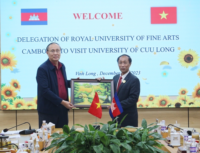 Trường Đại học Cửu Long cam kết dành nhiều học bổng cho du học sinh Campuchia.