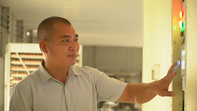 Anh Nguyễn Văn Thanh đang điều khiển hệ thống ấp nở. Ảnh: Huy Bình.
