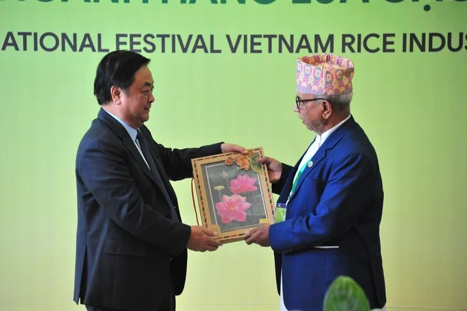 Minister Le Minh Hoan presented gifts to Mr. Bedu Ram Bhusal, the Minister of Agriculture and Livestock Development of Nepal, within the framework of the International Festival of Vietnam Rice Industry - Hau Giang 2023. Photo: Tung Dinh.