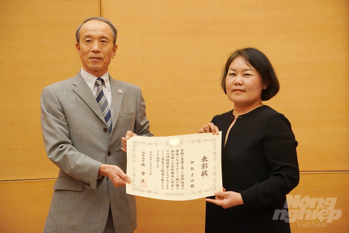 Ông Ono Masuo, Tổng lãnh sự Nhật Bản tại TP.HCM tặng bằng khen của Bộ Trưởng Bộ Ngoại giao Nhật Bản cho bà Ino Mayu, Trưởng đại diện Tổ chức Seed to Table. Ảnh: Nguyễn Thủy.