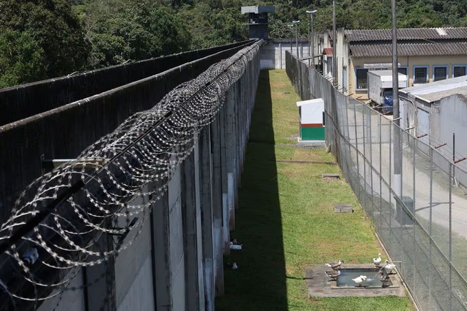 Khu vực nuôi ngỗng nằm giữa hàng rào bên trong và bức tường chính của nhà tù bang Santa Catarina. Ảnh: Reuters.