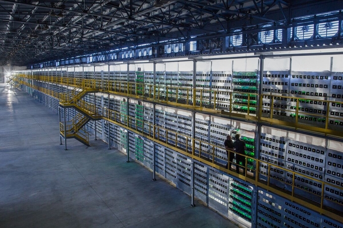 Bên trong một cơ sở khai thác tiền điện tử ở gần nhà máy thủ điện của thành phố Bratsk, Nga. Ảnh: Bloomberg.