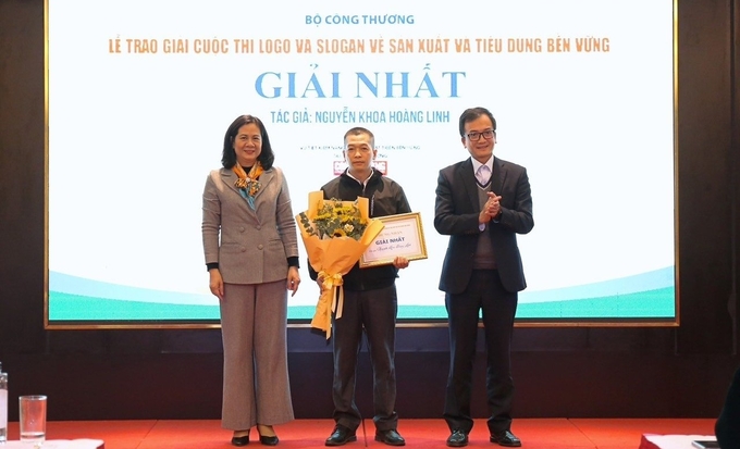 Tác giả Hoàng Linh (giữa) nhận giải Nhất cuộc thi.