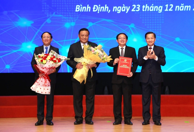 Phó Thủ tướng Chính phủ Lê Minh Khái hòa chung niềm vui cùng lãnh đạo Bình Định tại buỗi Lễ Công bố quy hoạch tỉnh Bình Định giai đoạn 2021 - 2030 tầm nhìn năm 2050. Ảnh: V.Đ.T.