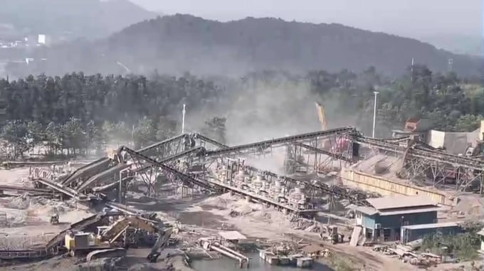 Hoạt động sản xuất cát của Công ty Thiên Nam tại chân bãi thải Đông Cao Sơn phát sinh bụi ra môi trường. Ảnh: Vũ Cường