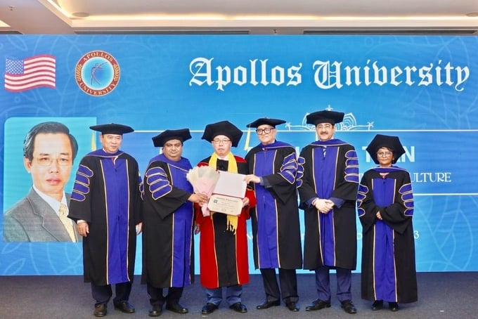 Anh hùng Lao động Trần Mạnh Báo, Chủ tịch Hội đồng quản trị Tập đoàn ThaiBinh Seed nhận bằng Tiến sĩ danh dự của Trường Đại học Apollos (Hoa Kỳ). 