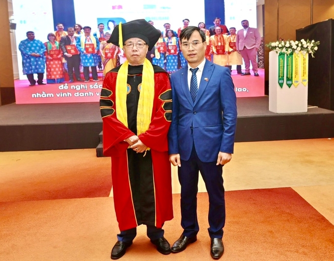 Ông Bùi Trung Thướng, Tham tán Thương mại Việt Nam tại Ấn Độ (bên phải) chúc mừng doanh nhân Trần Mạnh Báo đã được Đại học Apollos trao bằng Tiến sĩ danh dự.