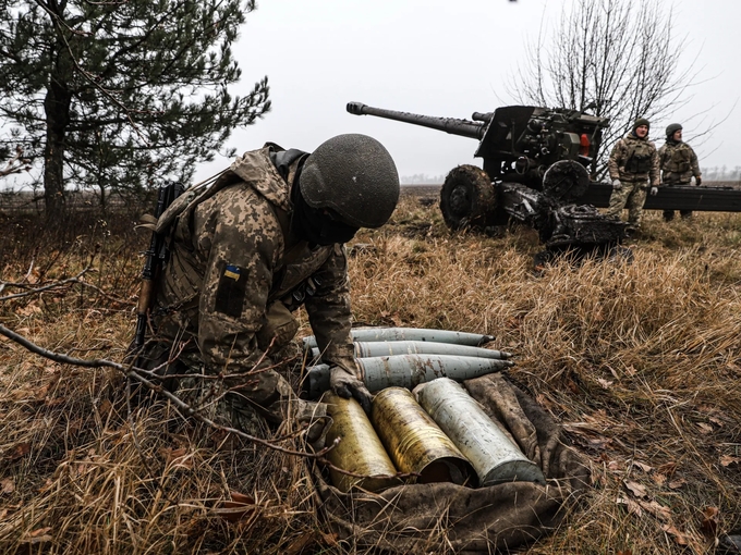 Một lính pháo binh Ukraine đang chuẩn bị đạn pháo. Ảnh: AP.