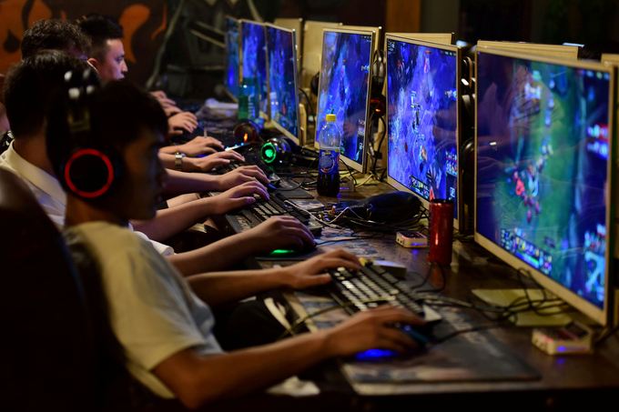 Người trẻ chơi game online ở một quán internet ở thành phố Phụ Dương, tỉnh An Huy, Trung Quốc. Ảnh: Reuters.