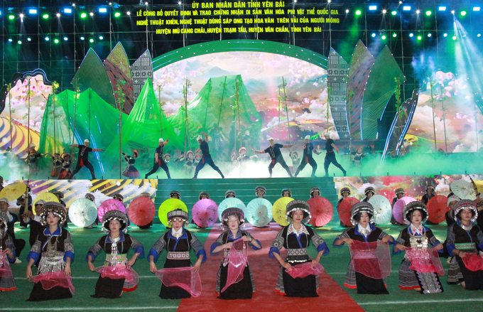 Chương trình nghệ thuật tại đêm khai mạc Festival khèn Mông và Lễ hội hoa Tớ Dày. Ảnh: Thanh Tiến.