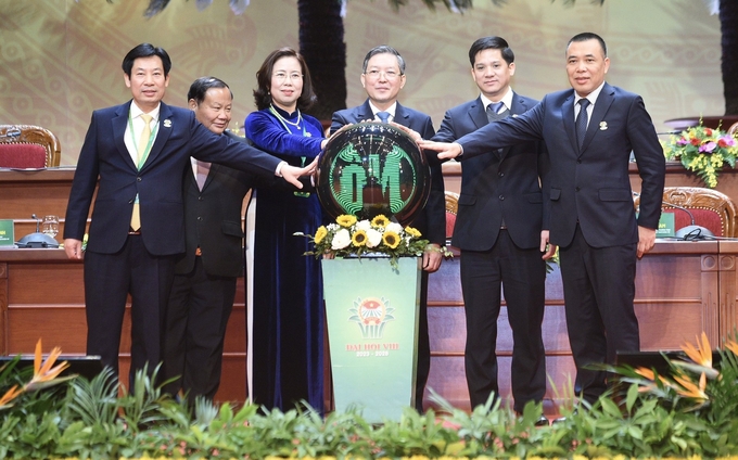 Các đại biểu bấm nút ra mắt ứng dụng Nông dân Việt Nam. 