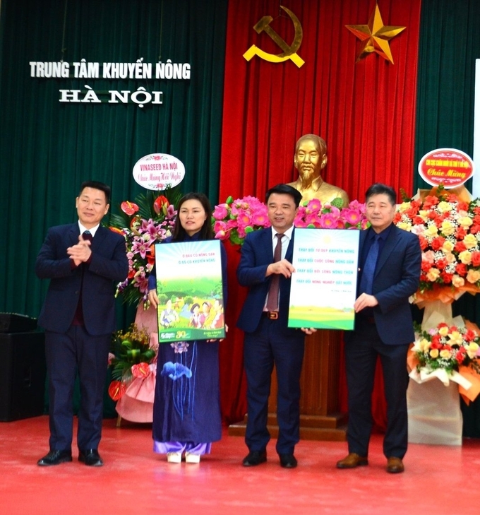 Ông Lê Quốc Thanh - Giám đốc Trung tâm Khuyến nông Quốc gia (ngoài cùng bên phải) tặng chữ mang thông điệp cho đội ngũ Khuyến nông Hà Nội tại hội nghị tổng kết công tác khuyến nông năm 2023 của Trung tâm Khuyến nông Hà Nội diễn ra ngày 25/12/2023. Ảnh: Dương Đình Tường.