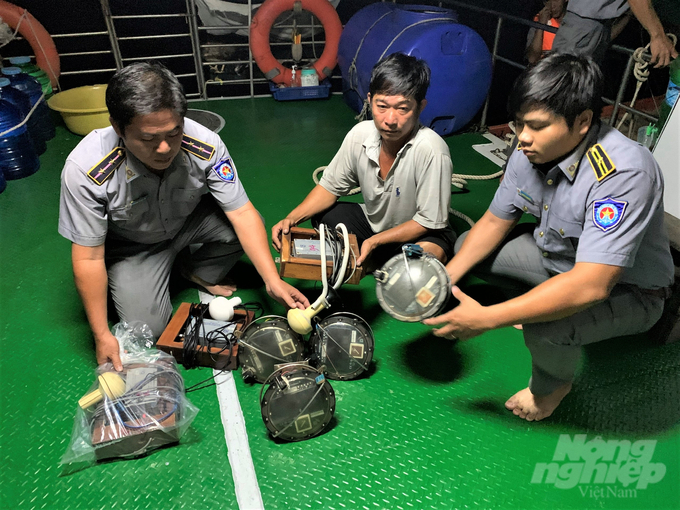 Rất nhiều vụ vi phạm liên quan đến thiết bị giám sát hành trình tàu cá của ngư dân bị lực lượng chức năng phát hiện, UBND tỉnh Kiên Giang đã ra quyết định xử phạt vi phạm hành chính 89 thiết bị của 41 chủ tàu, với tổng số tiền hơn 19,6 tỷ đồng. Ảnh: Trung Chánh.