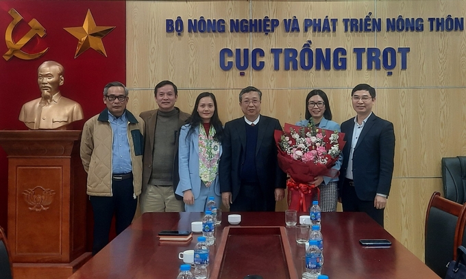 Thứ trưởng Bộ NN-PTNT Hoàng Trung (ở giữa) cùng lãnh đạo Cục Trồng trọt, Cục BVTV chúc mừng bà Nguyễn Thị Thu Hương. Ảnh: DCP.