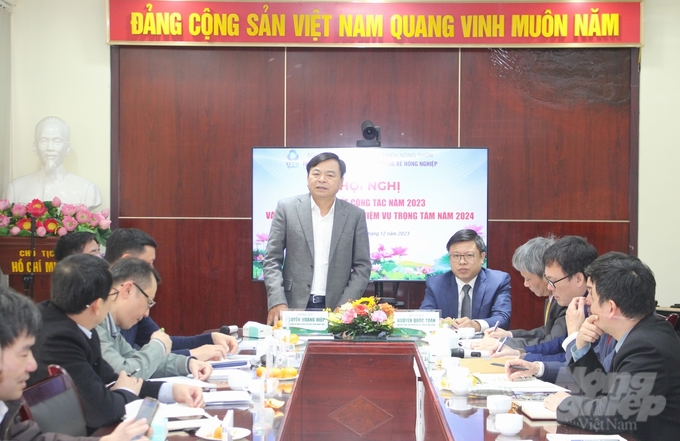 Thứ trưởng Bộ NN-PTNT Nguyễn Hoàng Hiệp đánh giá cao và ghi nhận những kết quả mà Trung tâm Chuyển đổi số và Thống kê nông nghiệp đạt được trong năm 2023. Ảnh: Trung Quân.