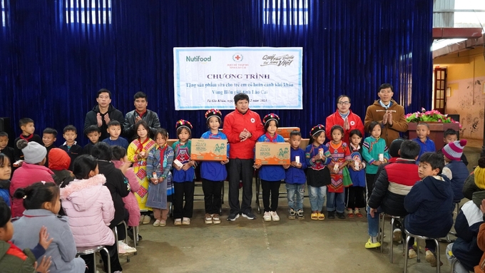 Nutifood thông qua Quỹ Phát triển Tài năng Việt của Ông Bầu trao gửi hàng ngàn phần quà dinh dưỡng đến trẻ em nghèo các địa phương vùng biên giới phía Bắc. Ảnh: Nutifood.