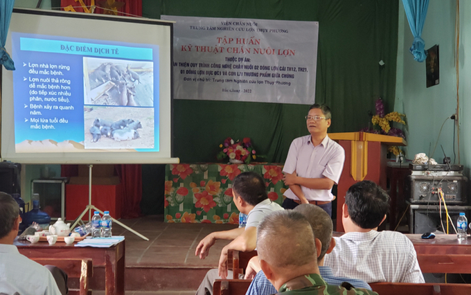 Tập huấn quy trình chăn nuôi lợn tại Bắc Giang theo kết quả của đề tài. Ảnh: TP.