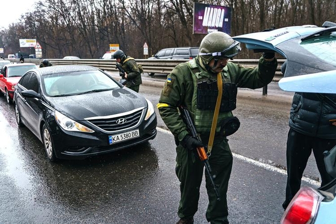 Quân đội kiểm tra các phương tiện trên một tuyến đường chính đến thủ đô Kiev, Ukraine. Ảnh: New York Times.