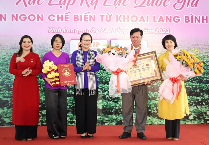 VietKings vừa công bố quyết định xác lập kỷ lục Việt Nam cho 100 món ăn được chế biến từ khoai lang Bình Tân. Ảnh: MĐ.