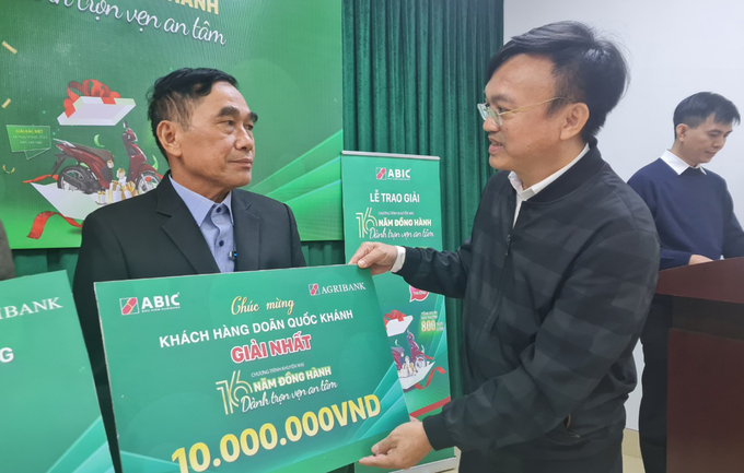 Đạt giải Nhất – Khu vực II cùng phần thưởng 10 triệu đồng là ông Doãn Quốc Khánh (trái). Ảnh: Việt Khánh.