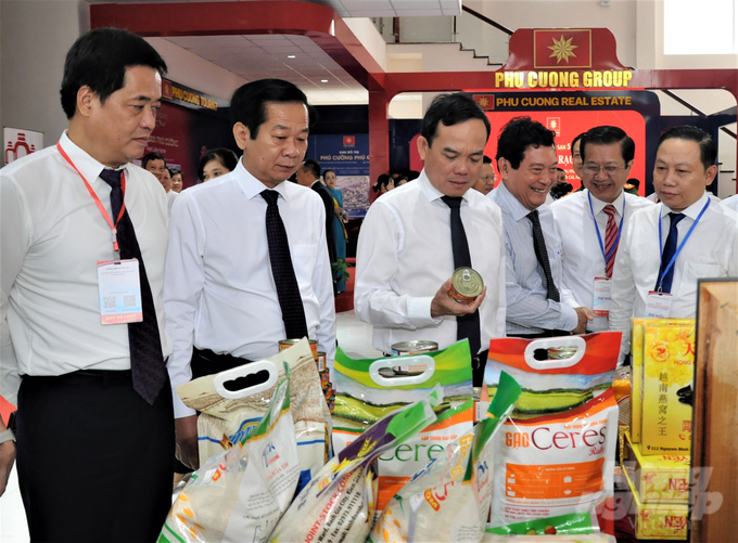 Phó Thủ tướng Trần Lưu Quang cùng các đại biểu tham quan gian hàng trưng bày sản phẩm OCOP tỉnh Kiên Giang tại hội nghị công bố quy hoạch và xúc tiến đầu tư vào Kiên Giang được tổ chức cuối tháng 12/2023. Ảnh: Trung Chánh.
