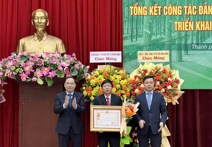 Công ty TNHH MTV Cao su Chư Păh vinh dự đón nhận Huân chương Độc lập hạng Ba.