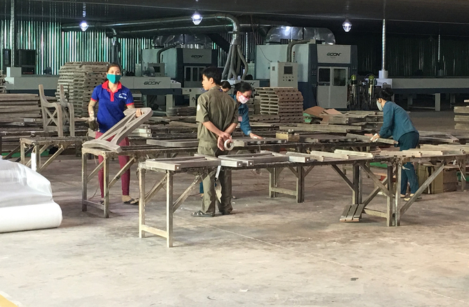 Bình Định hiện có nhiều doanh nghiệp chế biến gỗ sản xuất những sản phẩm ngoài trời. Ảnh: V.Đ.T.