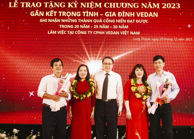 Tổng Giám đốc Ni Chih Hao tặng hoa cho 2 cặp vợ chồng cùng làm việc tại Vedan hơn 25 năm.