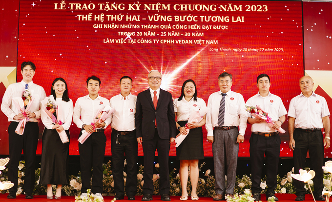 Phó Chủ tịch HĐQT Yang Kun Hsiang tặng hoa cho thế hệ thứ 2 tham dự buổi lễ trao kỷ niệm chương.