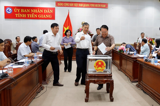 Các đại biểu thống nhất huyện Châu Thành đã đảm bảo đủ điều kiện để xét công nhận huyện đạt chuẩn nông thôn mới năm 2023. Ảnh: Minh Đảm.