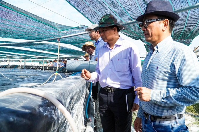 Lãnh đạo tỉnh Sóc Trăng tìm hiểu về công tác bảo vệ môi trường tại một số doanh nghiệp thủy sản trên địa bàn tỉnh. Ảnh: Kim Anh.