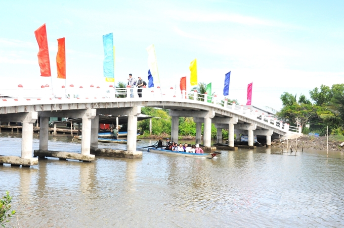 Là huyện thuộc vùng sông nước, An Minh có điều kiện phát triển cả giao thông đường bộ, lẫn đường thủy. tạo thuận lợi cho đi lại và giao thương hàng hóa. Ảnh: Trung Chánh.