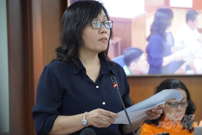 Bà Nguyễn Hồng Hà, Phó trưởng phòng Lao động tiền lương và Bảo hiểm xã hội (Sở LĐ-TB&XH TP.HCM) thông tin tại buổi họp báo. Ảnh: Nguyễn Thủy.