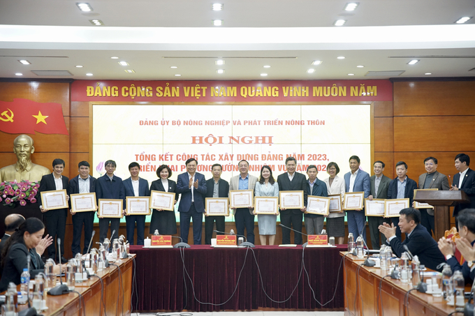 Tại Hội nghị, đồng chí Nguyễn Hoàng Hiệp trao Giấy khen cho 15 đơn vị Đảng bộ, Chi bộ hoàn thành xuất sắc nhiệm vụ năm 2023 và 43 đơn vị hoàn thành tốt nhiệm vụ. 