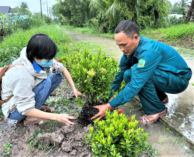 Các ban ngành, đoàn thể ở địa phương không chỉ tuyên truyền nâng cao ý thức hội viên mà còn trực tiếp hỗ trợ, cùng người dân tham gia xây dựng nông thôn mới. Ảnh: Trung Chánh.