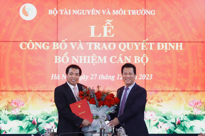 Bộ trưởng Bộ Tài nguyên và Môi trường Đặng Quốc Khánh trao Quyết định bổ nhiệm Quyền Vụ trưởng Vụ Tổ chức cán bộ cho ông Nguyễn Kim Tuyển. Ảnh: Đ.Trung.