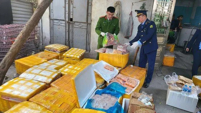 Phát hiện trên 1 tấn thực phẩm bẩn trong kho lạnh giữa cánh đồng tại làng hoa Tây Tựu. Ảnh: Cục Quản lý thị trường Hà Nội.
