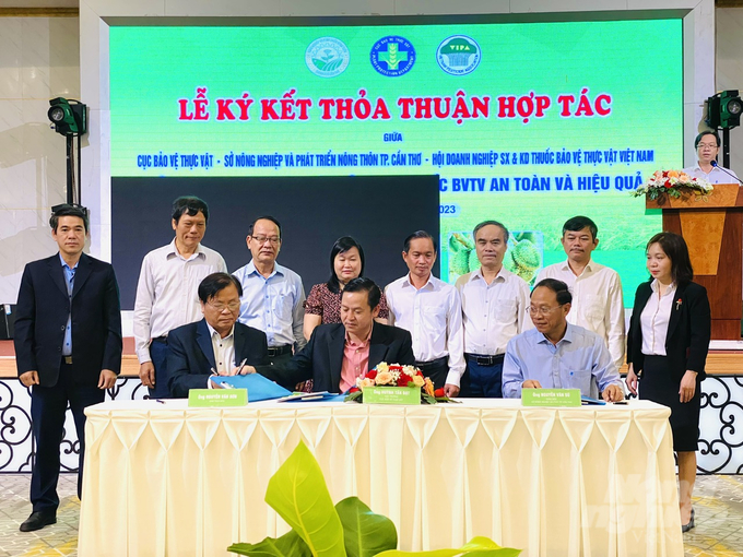 Lãnh đạo Cục BVTV, Sở NN-PTNT thành phố Cần Thơ và Hội Doanh nghiệp sản xuất và kinh doanh thuốc BVTV Việt Nam (VIPA) đã ký kết chương trình hợp tác 'Sử dụng thuốc BVTV an toàn và hiệu quả'. Ảnh: Hoàng Vũ.