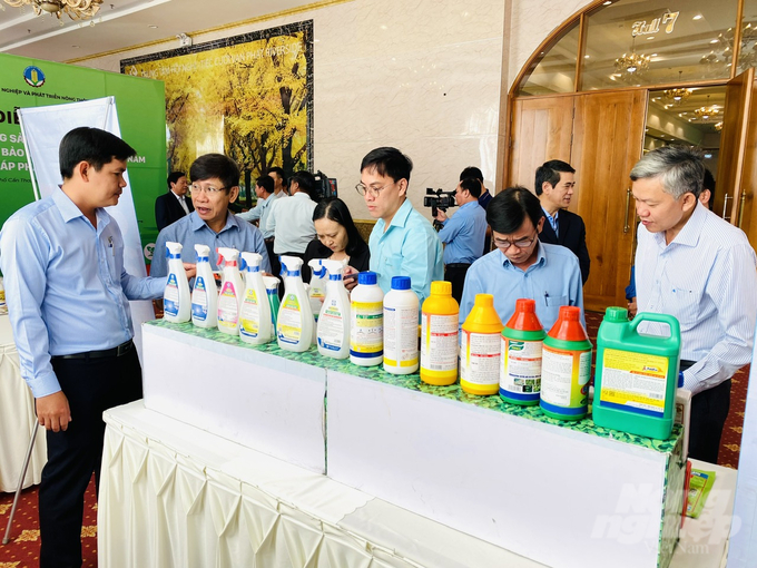 Các đại biểu tham quan, tìm hiểu về các loại thuốc BVTV thế hệ mới, thân thiện với môi trường được các doanh nghiệp sản xuất và kinh doanh thuốc BVTV tại Việt Nam giới thiệu tại Diễn đàn. Ảnh: Hoàng Vũ.