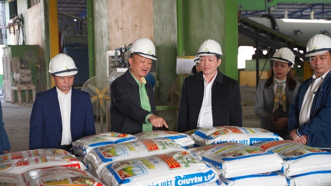 Đoàn chủ tịch Hội Nông dân Việt Nam về thăm nhà máy sản xuất phân bón Tiến Nông. Ảnh: Duyên Hoàng.