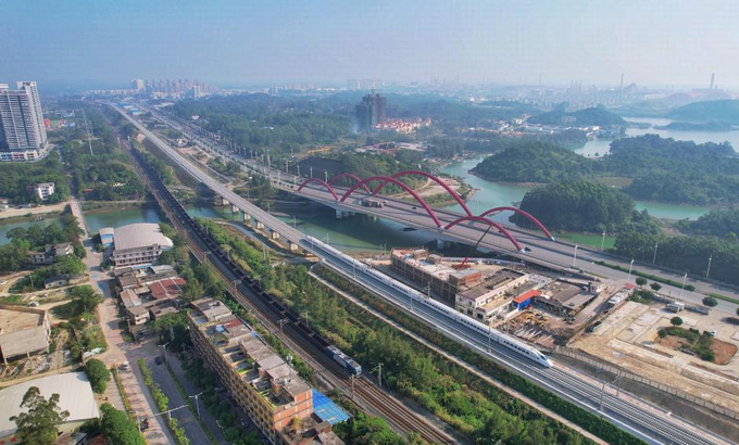 Một đoàn tàu cao tốc đang chạy trên tuyến đường sắt Đông Hưng - Phòng Thành Cảng ở tỉnh Quảng Tây, Trung Quốc hôm 27/12. Ảnh: Tân Hoa Xã. 