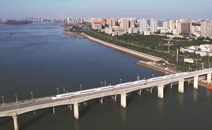 Đoàn tàu cao tốc đi qua cây cầu đường sắt vượt biển dài 7,5km ở tỉnh Quảng Tây, Trung Quốc hôm 27/12. Ảnh: China Daily.